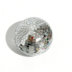 Torre di Sfere da Discoteca in Vetro Artigianale Resistente, Alta 25 Centimetri, per Feste di San Valentino, Capodanno, Pasqua e Natale - Product Image 4