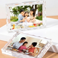 Cadre photo en acrylique à bords ondulés avec effet magnétique puissant d'ondulation d'eau, idéal pour la décoration de table et la commémoration.