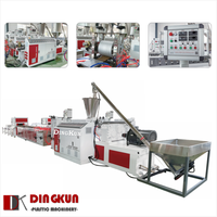 Ligne de production d'extrusion de profilés de terrasses en WPC co-extrudés, ligne de production de clôtures et de sols imperméables pour l'extérieur