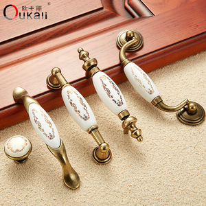 Poignées en céramique Oukali, blanc givré avec motif doré, pour boutons de porte d'armoire - Product Image 1