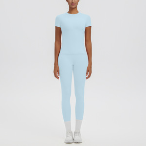 Ensemble de yoga 2 pièces pour femme avec logo personnalisé, 80 % nylon 20 % élasthanne, respirant, sensation seconde peau, haut à manches courtes et leggings taille haute - Product Image 4