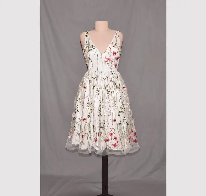 Женское платье-миди с цветочной вышивкой