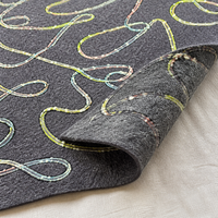 Tissu brodé multicolore à motifs tourbillonnants et lignes irrégulières, base polyester gris foncé, fil courbé, broderie lourde