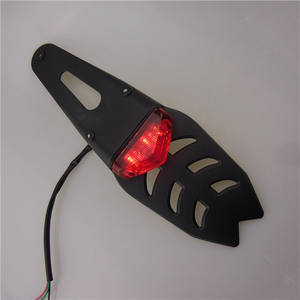Feu arrière LED pour moto, feu de freinage et de positionnement triangulaire LED perforé pour garde-boue arrière de moto - Product Image 3