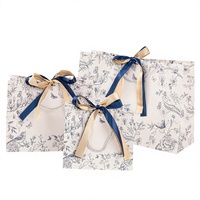 Sac cadeau en carton blanc Toile de Jouy motif floral bleu et oiseaux, avec double ruban et poignée en corde, pour occasions spéciales : mariage, anniversaire