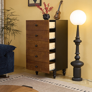 <span class=keywords><strong>Coffre</strong></span> en <span class=keywords><strong>bois</strong></span> vintage à cinq tiroirs : motifs sculptés complexes, rangement rétro pour chambre à coucher et salon avec boutons noirs et pieds tournés - Product Image 4