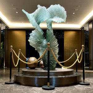 Sculpture en résine transparente abstraite semi-artisanale sur mesure, adaptée à une utilisation en extérieur, idéale pour les hôtels, les halls d'entrée, les halls, les clubs - Product Image 1