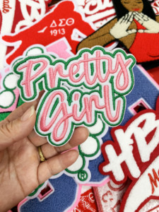 Sắt Trên Sorority Các Bản Vá Lỗi Tùy Chỉnh Cô Gái Xinh Đẹp Delta Lá Chắn Màu Đỏ Và Trắng Thêu Biểu Tượng Các Bản Vá Lỗi Cho Quần Áo - Product Image 2