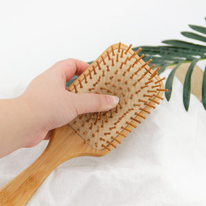 2025 nuevo diseño Natural Factory-Direct logotipo personalizado cepillo de pelo de madera de bambú para mujeres peine desenredante con bolsa de algodón para uso en salón - Product Image 2