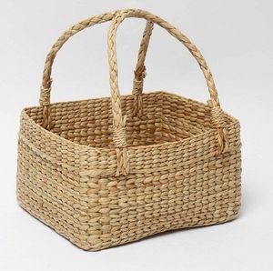 Cesta de ratán de lujo hecha a mano con un diseño tejido intrincado, acabado elegante y almacenamiento práctico para uso en el hogar y la oficina. - Product Image 4