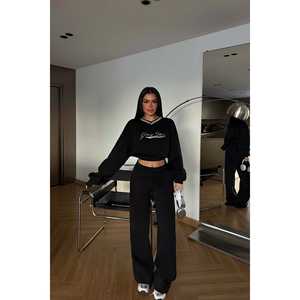 Ensemble 2 pièces pour femmes à imprimé floral noir, haut à capuche et bas amples pour la saison hivernale - Product Image 4