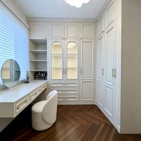 Armoire de style français avec portes en verre cintrées et coiffeuse, placard de chambre personnalisé avec vitrine et rangement à tiroirs