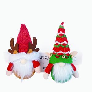 Le dernier décor avec des bois de renne et des cloches ornements d'arbre de gnome de Noël pour la fête de l'arbre de Noël - Product Image 1
