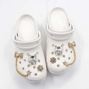 Nouvel ensemble de breloques en résine pour chaussures Croc pour <span class=keywords><strong>femme</strong></span> 2026 – Nœud chaton et breloques chaîne dorée pour sabots - Product Image 2