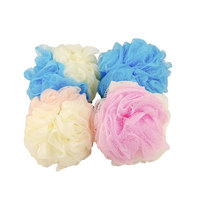 Vente chaude Maille Pouf Éponge De Bain Exfoliant Boule De Douche Pom Accessoire De Nettoyage Éponges De Bain pour Femmes et Hommes