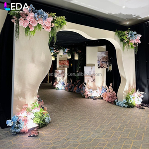 Arche d'entrée de mariage LEDA en PVC blanc, fond carré, couleur et taille personnalisables - Product Image 1