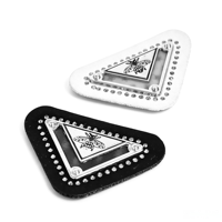 Étiquette de marque de vêtement en cuir microfibre personnalisée, logo abeille triangulaire en métal, décorée de rivets, en matériau composite