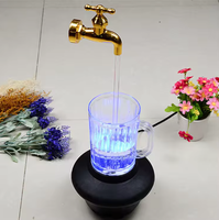 Fontaine de bureau en forme de tasse avec lumière LED, tasse à bière illuminée pour la maison et le bureau, robinet magique