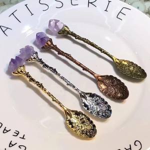 Cuillère à café en quartz rose et améthyste sculptée à long manche, en cristal de guérison, pierre précieuse à énergie spirituelle, style Feng Shui, avec éléments métalliques - Product Image 4