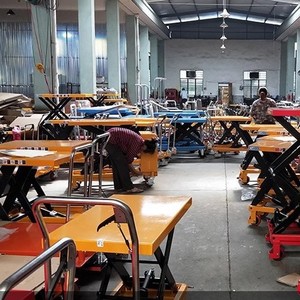 รถเข็นไฮดรอลิกแบบแพลตฟอร์ม ยกสูง 900 มม. พร้อมราวจับพับได้ สำหรับคลังสินค้าและขนส่งโลจิสติกส์ - Product Image 1