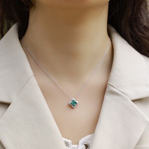 Collier <span class=keywords><strong>Pendentif</strong></span> Fleur Délicate Premium en <span class=keywords><strong>Argent</strong></span> Sterling 925 avec Pierre Précieuse Réglable pour Femme, Émeraude de Laboratoire - Product Image 3