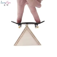 Ramp Segitiga Kayu Kustom untuk Finger Skateboard, Permainan Meja Fingerboard