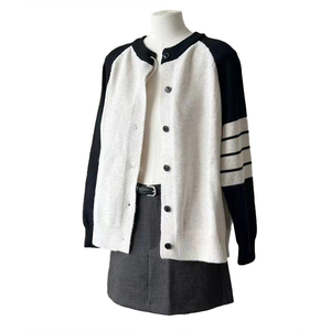 Cardigan en tricot à blocs de couleurs et à rayures de style preppy pour femmes, nouveau style d'hiver, décontracté, polyvalent, ample, amincissant, pull-over - Product Image 3