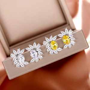Orecchini a perno con fiore color oro per donna, gioielli per l'orecchio alla moda con decorazioni floreali scintillanti - Product Image 3