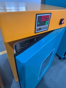 حاضنة كهربائية ذات درجة حرارة ثابتة من سلسلة DHP، حاضنة مختبرية متحكم بها بنظام PID لزراعة البكتيريا والبحث العلمي - Product Image 4