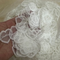 Applique en dentelle brodée en forme de cœur et de lettre, en polyester de 3,5 cm, sur patch en maille blanche, pour vêtements, chapeaux, sacs, couture DIY et décoration à coudre