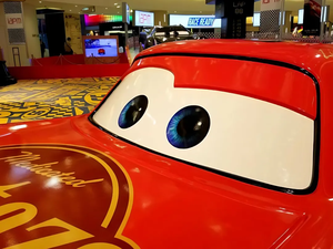 Venta al por mayor de fibra de vidrio de dibujos animados modelo de coche de dibujos animados película animada de diseño inspirado para centros de entretenimiento - Product Image 4