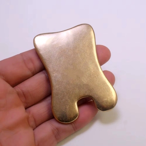 Papan Gua Sha Kuningan Persegi dengan Tongkat Pelepas Otot Berbentuk Hati, Pelat Berkualitas Salon Kecantikan - Product Image 1