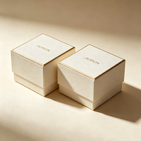 Boîte d'échantillons de parfum de luxe avec intérieur en éponge, emballage personnalisé, couvercle et base avec gaufrage, laminage mat et revêtement UV