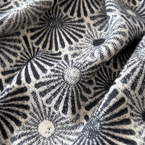 La nouvelle version coréenne de l'écharpe de luxe haut de gamme et légère Daisy, associée à un châle et une cape simple, est polyvalente - Product Image 2