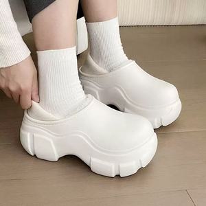 Zapatillas de invierno para mujer con suela gruesa, doble capa de felpa, cálidas, para exteriores, con decoración de cuentas, colores mixtos, estilo mule. - Product Image 3