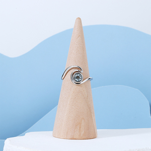 Bague minimaliste inspirée des vagues océaniques, ornée d'une pierre précieuse aigue-marine, style marin frais, motif vague tourbillonnante. - Product Image 3