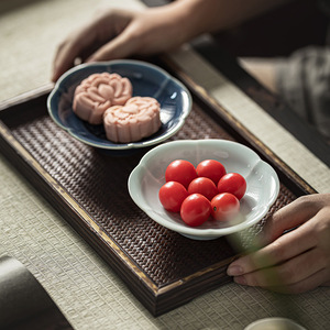 Assiette en céramique en forme de fleur, petit plat à thé et à collation en porcelaine, style zen vintage, plateau à fruits, design rétro de luxe - Product Image 1