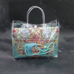 Alfombra de Oración Islámica Portátil con Forma Novedosa Bordada en Seda, Antideslizante, con Bolsa de Transporte - Product Image 1