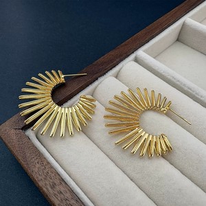 Boucles d'oreilles créoles surdimensionnées dorées à texture de ressort, style rétro unique, bijoux d'oreille tendance pour femme - Product Image 6