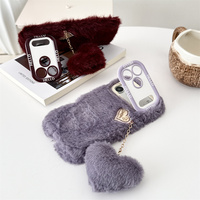 Étui de protection en peluche douce avec support pour appareil photo et breloque cœur pompon pour iPhone 18 17 Pro Max 16 15