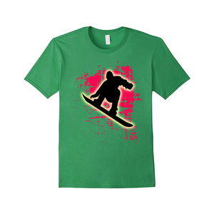 Camiseta verde de manga corta con cuello redondo y estampado gráfico de silueta de snowboardista para hombre - Product Image 3