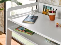 Bureau d'enfant blanc au design élégant, pliable, portable, réglable, extensible, lignes arrondies, surface de travail et compartiment de rangement