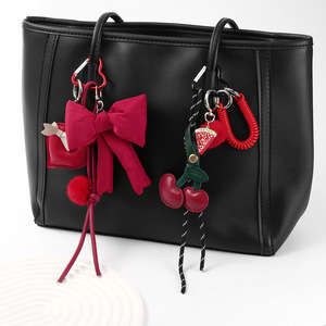 2025 nouveau populaire doux et Cool exquis rouge boule en peluche en cuir en forme de coeur cerise pastèque porte-clés prêt à expédier - Product Image 2