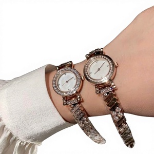Montre à quartz Ronda de luxe pour femme de la marque H, ensemble de cinq bracelets, cadran élégant avec strass et aiguilles en verre - Product Image 1