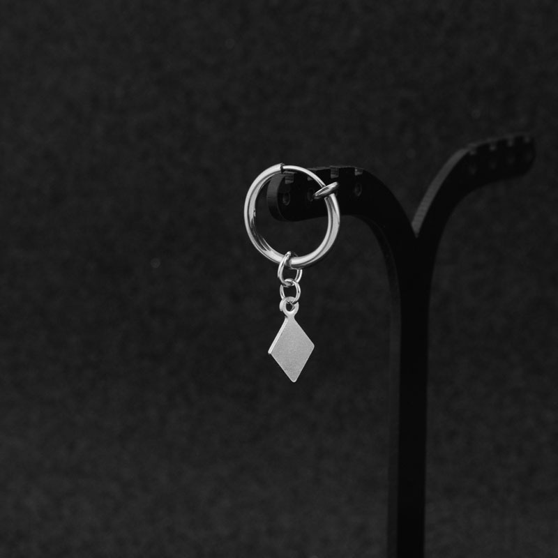 E038-S2 (Une boucle d'oreille sans trou d'oreille)