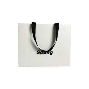 Özel baskı logo çanta giyim bakkal mağazaları lüks beyaz kağıt kolları ile hediye çantası yüksek kalite bolsa de papel