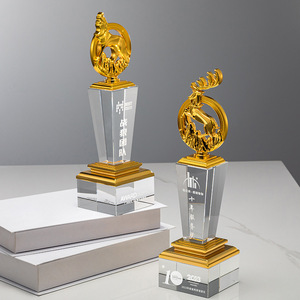 Trophée personnalisé en cristal et métal, gravé au laser (loup, cerf), pour récompenses de conférence et cadeaux d'affaires - Product Image 3