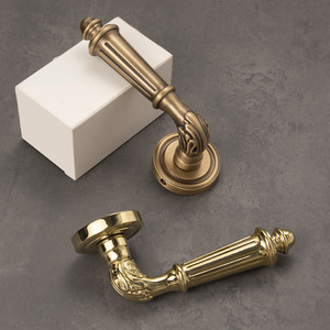 ราคาขายส่ง ประตูไม้ตกแต่งภายในสไตล์โมเดิร์นมินิมอลสุดหรู พร้อมชุดล็อคโรเซ็ตต้า และมือจับทองเหลืองลายกันลื่น สำหรับใช้ในโรงแรม - Product Image 4