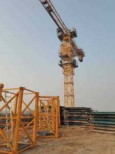 Grue à tour sur châssis neuve 10t, performances parfaites, capacité de charge nominale 25/30 tonnes, avec moteur et boîte de vitesses, essentielle pour la construction - Product Image 6