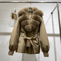 Veste d'hiver élégante et respirante pour femmes, respectueuse de l'environnement, col en fourrure de renard, taille cintrée, polyester, style élégant, blanc canard